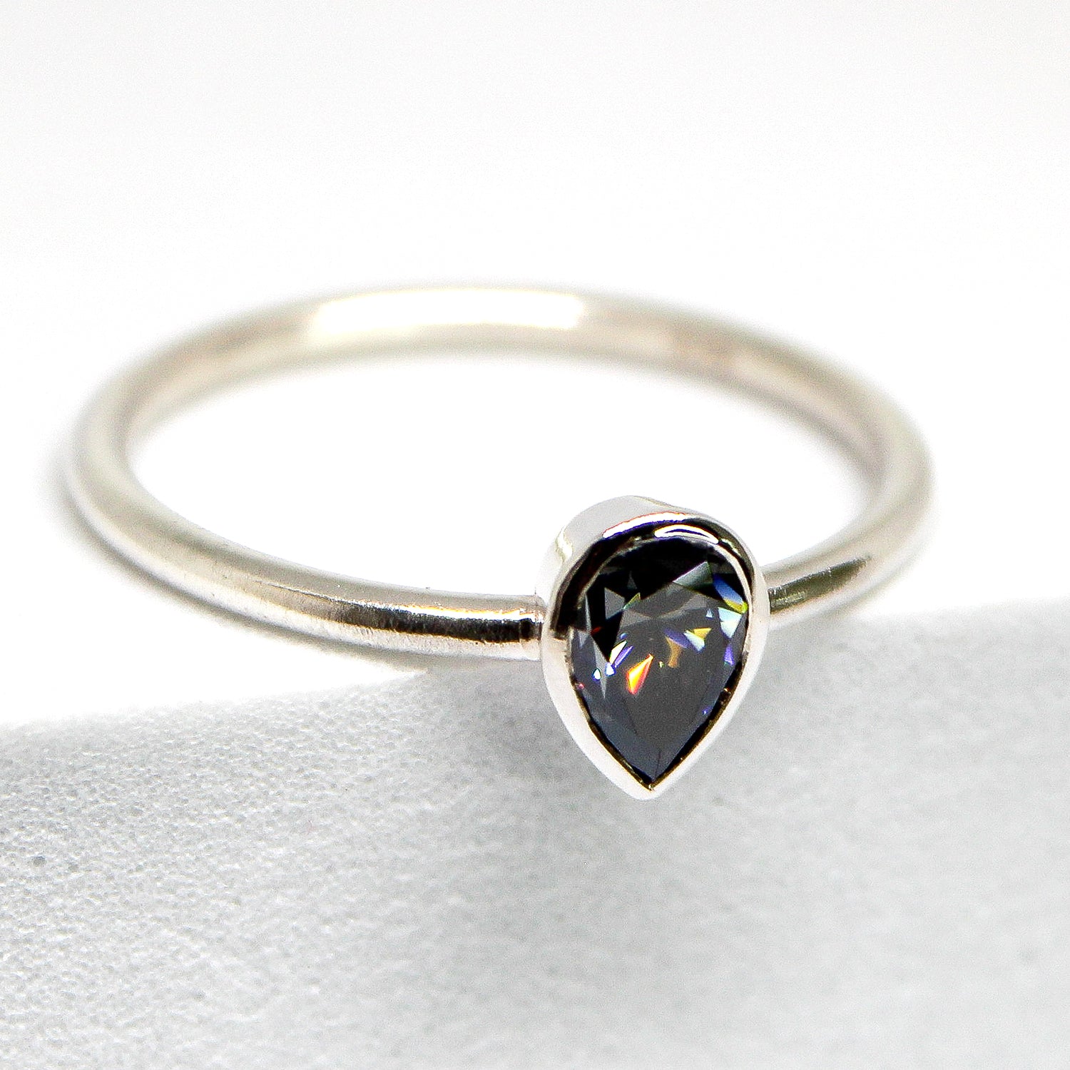 Elli - Grey Moissanite