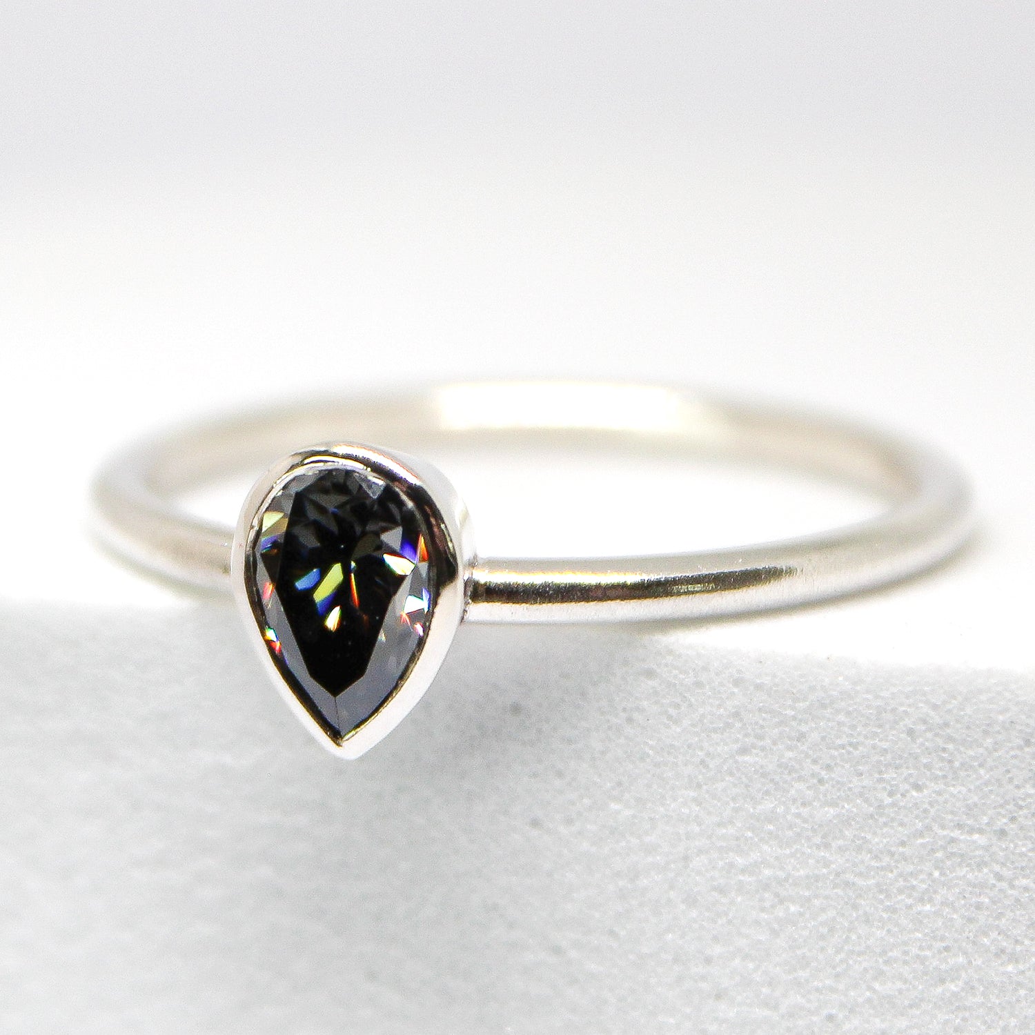 Elli - Grey Moissanite