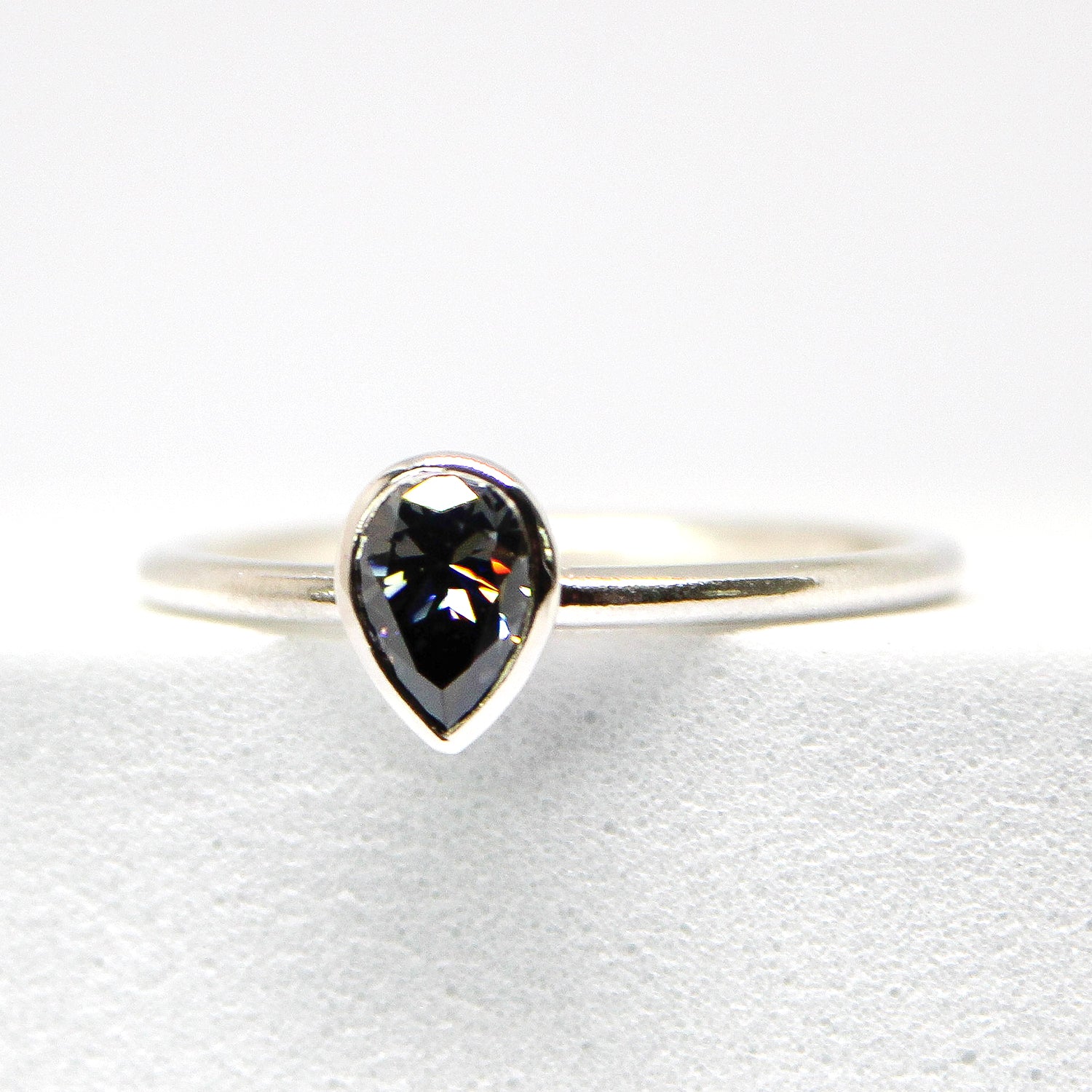 Elli - Grey Moissanite