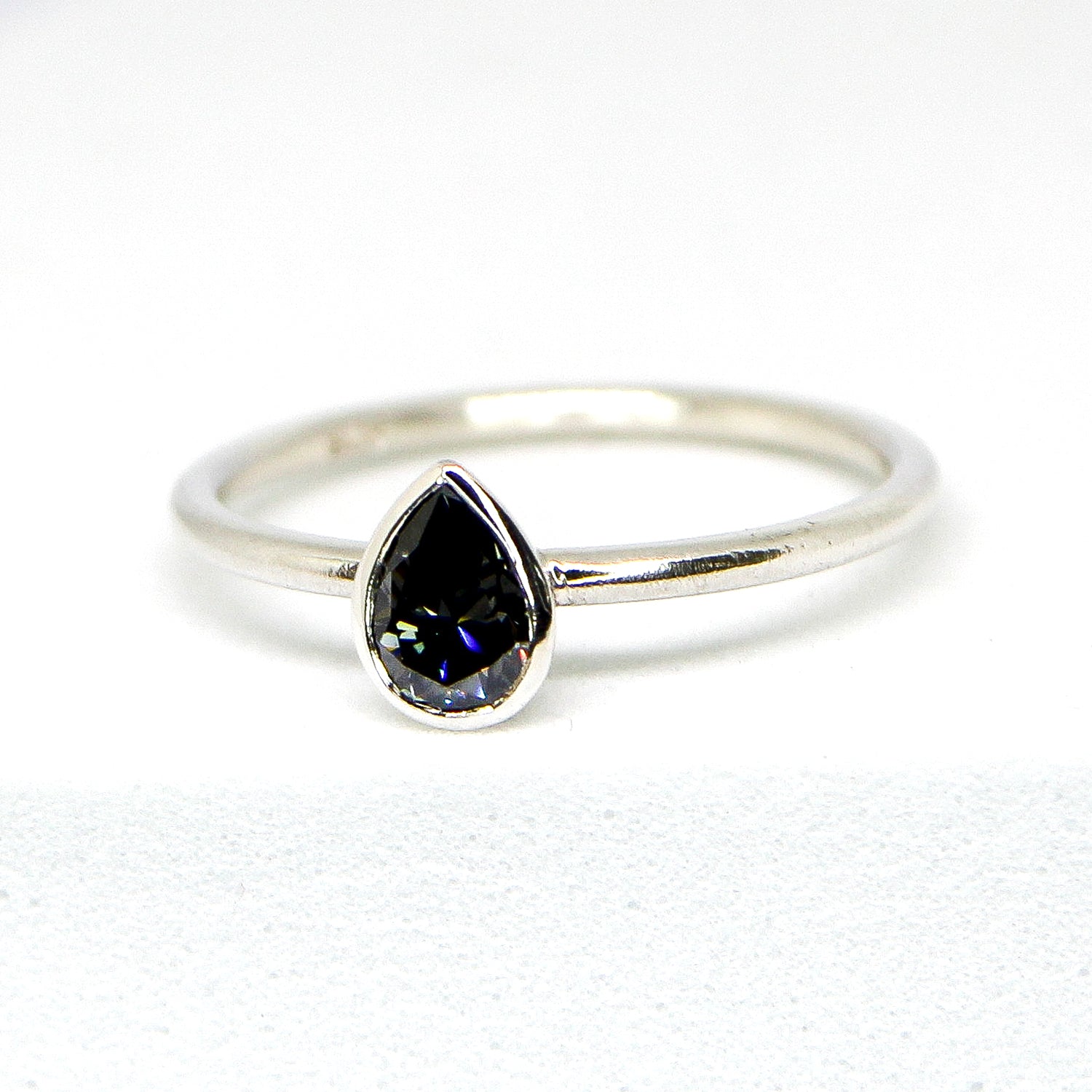 Elli - Grey Moissanite