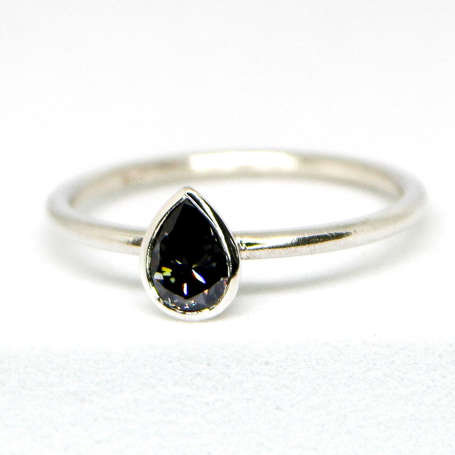 Elli - Grey Moissanite