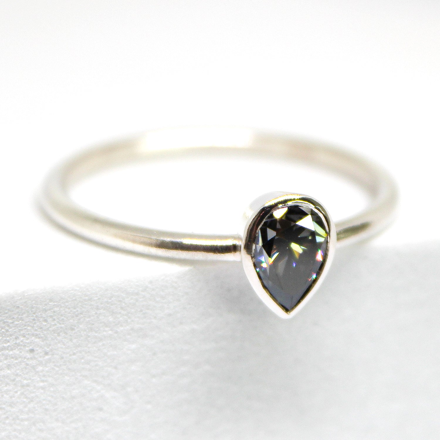 Elli - Grey Moissanite