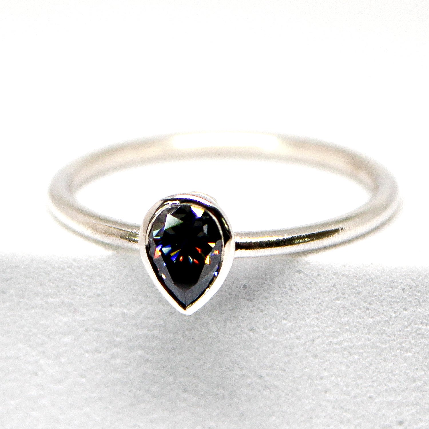 Elli - Grey Moissanite