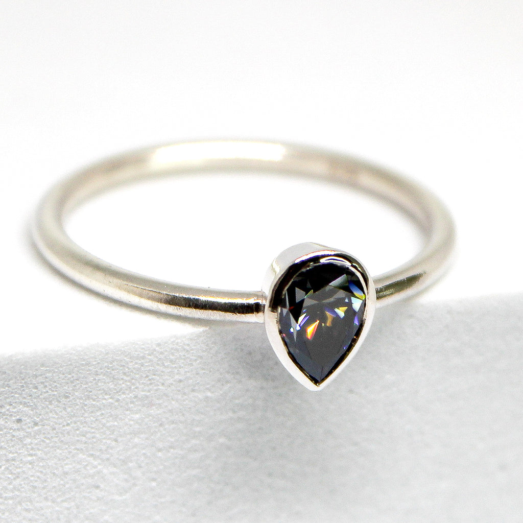 Elli - Grey Moissanite