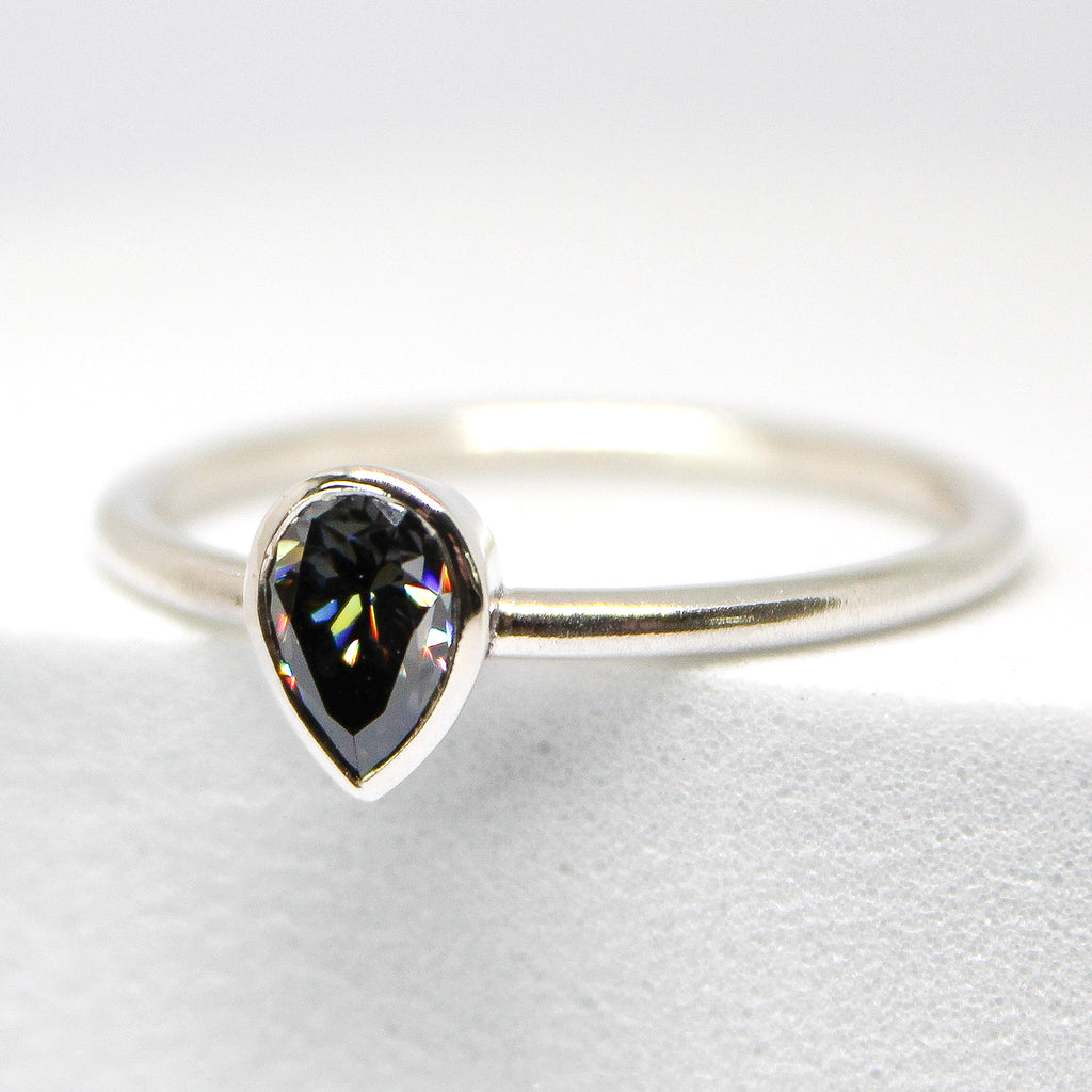 Elli - Grey Moissanite