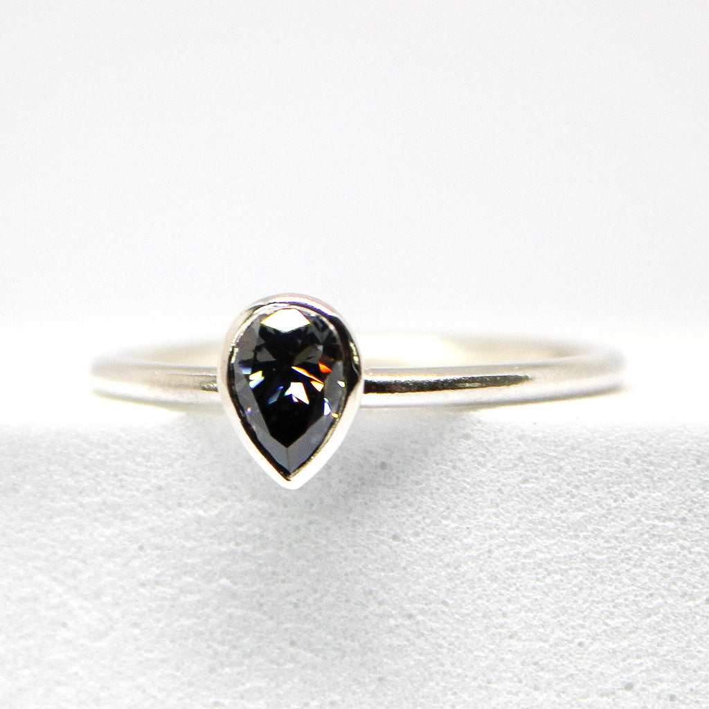 Elli - Grey Moissanite