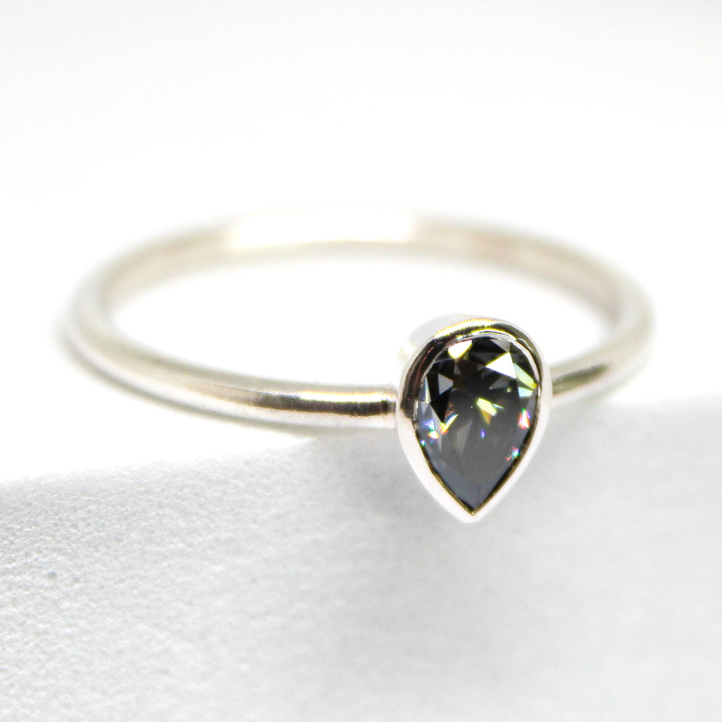 Elli - Grey Moissanite