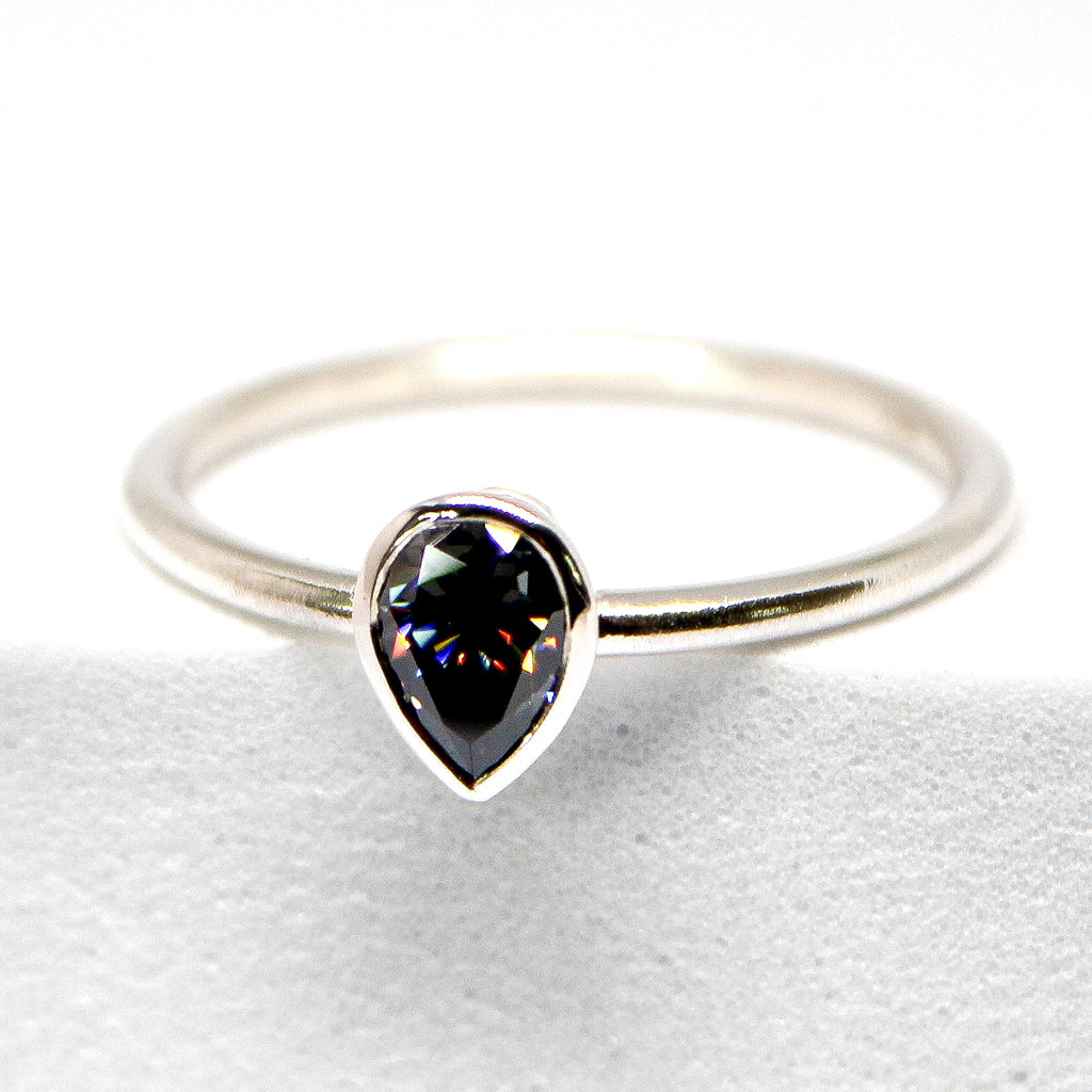 Elli - Grey Moissanite