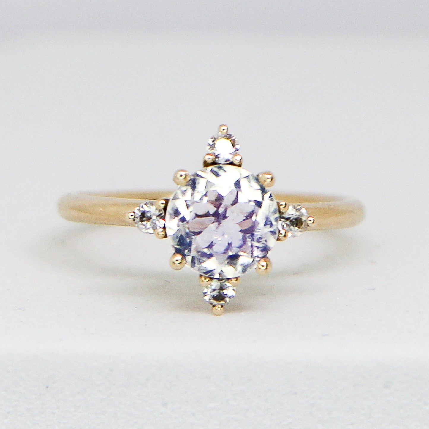 Asteria - Moonstone in 9ct yellow gold