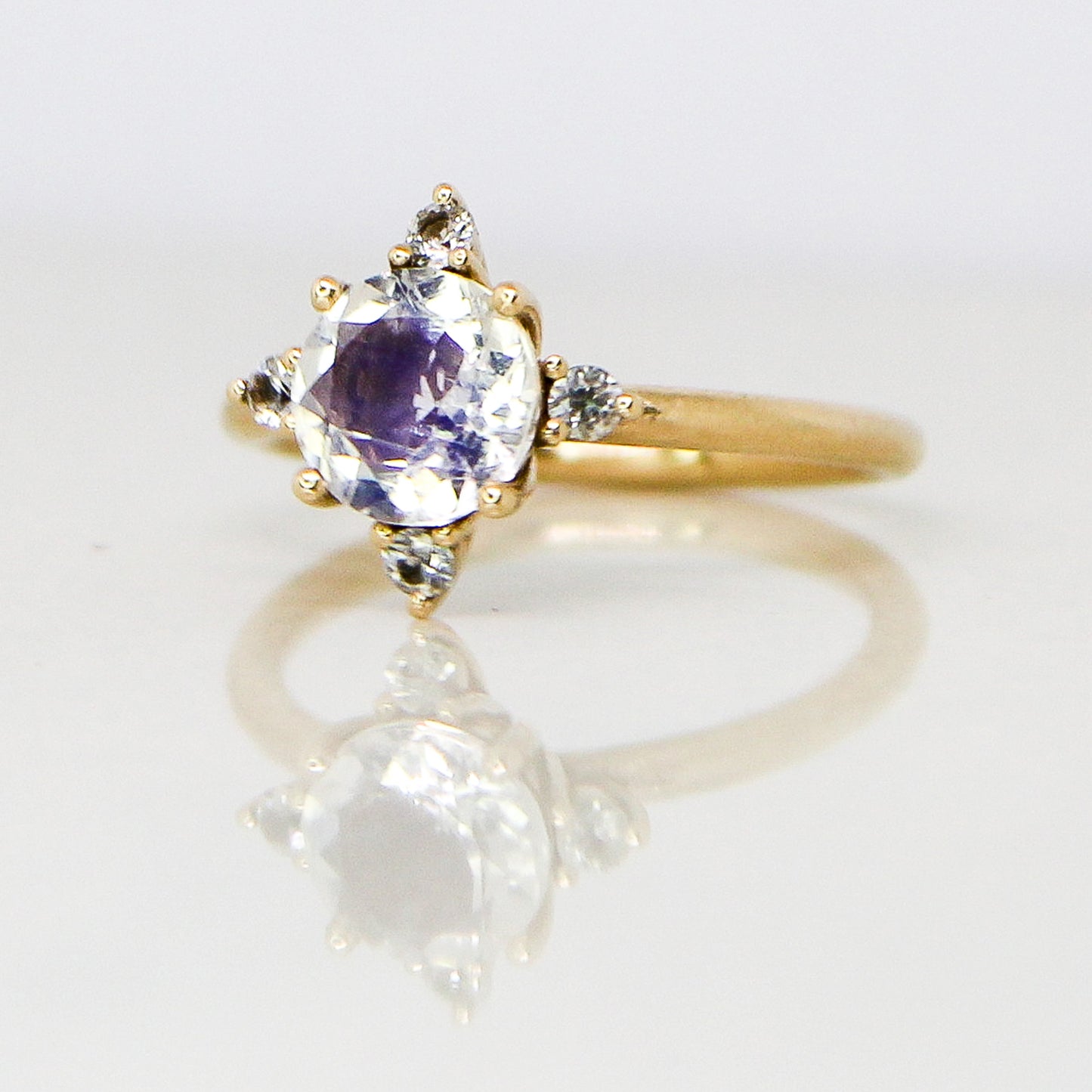 Asteria - Moonstone in 9ct yellow gold