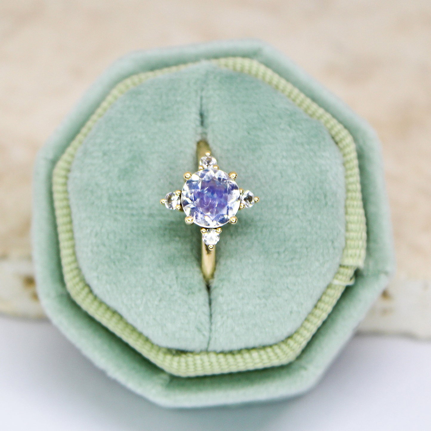 Asteria - Moonstone in 9ct yellow gold