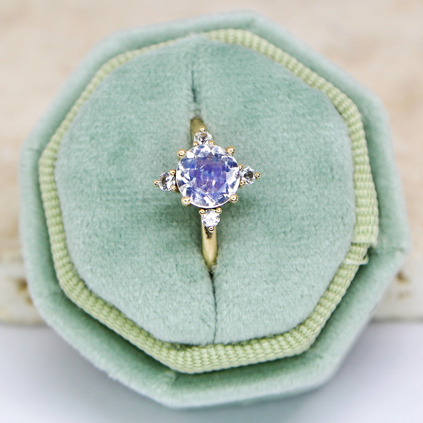 Asteria - Moonstone in 9ct yellow gold